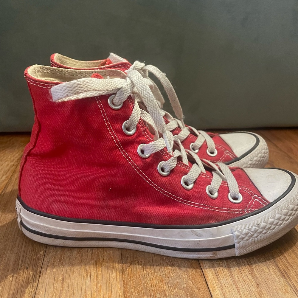 Women’s Converse (5.5)